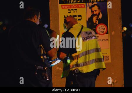 Bethlehem, West Bank. 10. November 2014. Israelische Ärzte und Gottesdiensten suchen Spuren von Blut als sie bereinigen die Szene an einer Bushaltestelle in der Nähe der israelischen Siedlung Alon Shvut in der Nähe der West Bank Stadt Bethlehem, wo eine jüdische Frau von einem palästinensischen erstochen wurde. Der vermutet, palästinensischen in seinen 30ern als Maher Hashlamoun, angeblich versucht, sein Auto in eine Bushaltestelle zu rammen und dann begann stechen Menschen. Er war angeblich erschossen und verwundet von einem Wachmann am Tatort. Bildnachweis: Muhesen Amren/Pacific Press/Alamy Live-Nachrichten Stockfoto