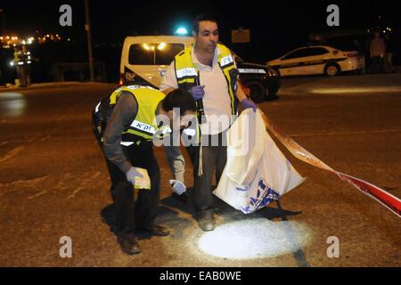 Bethlehem, West Bank. 10. November 2014. Israelische Ärzte und Gottesdiensten suchen Spuren von Blut als sie bereinigen die Szene an einer Bushaltestelle in der Nähe der israelischen Siedlung Alon Shvut in der Nähe der West Bank Stadt Bethlehem, wo eine jüdische Frau von einem palästinensischen erstochen wurde. Der vermutet, palästinensischen in seinen 30ern als Maher Hashlamoun, angeblich versucht, sein Auto in eine Bushaltestelle zu rammen und dann begann stechen Menschen. Er war angeblich erschossen und verwundet von einem Wachmann am Tatort. Bildnachweis: Muhesen Amren/Pacific Press/Alamy Live-Nachrichten Stockfoto