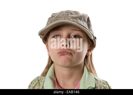 Mädchen im grünen Hut schmollend in die Kamera.  Isoliert auf weiss. Stockfoto