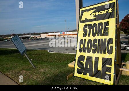 Kmart Ladengeschäft mit einem Banner "Speichern schließen Sale" in Baltimore, Maryland am 9. November 2014. Sears Holdings, Inc., die palästinensische Autonomiebehörde Stockfoto