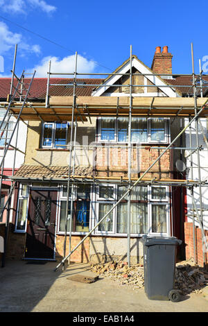 Reihenhaus, bedeckt im Gerüstbau, Norwood Road, Southall, London Borough of Ealing, Greater London, England, Vereinigtes Königreich Stockfoto