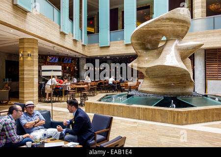 Miami Florida, Intercontinental, Hotel, Lobby, The Spindel, Bildhauer Henry Moore, Travertin-Marmor, Skulptur, Kunst, hispanischer Mann, Männer, FL140808071 Stockfoto