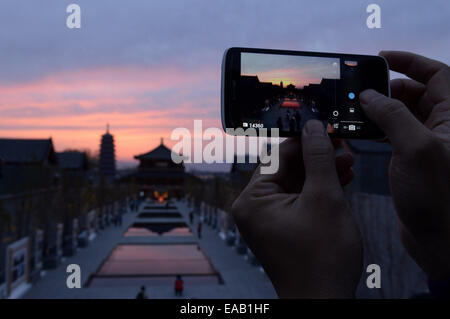 Peking, China. 11. November 2014. Ein Journalist macht Fotos von den Sonnenaufgang am Yanqi See wo 22. APEC ökonomischen Leaders Meeting in Huairou Bezirk von Peking, die Hauptstadt von China, 11. November 2014 stattfindet. Bildnachweis: Wu Wei/Xinhua/Alamy Live-Nachrichten Stockfoto