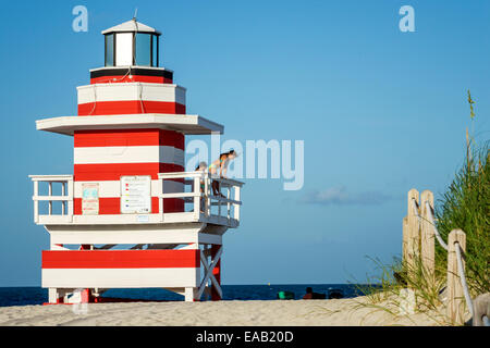 Miami Beach Florida, Sand, Leuchtturm geformte Rettungsschwimmerstation, Atlantischer Ozean Wasser Sand, Besucher reisen Reise touristischer Tourismus Wahrzeichen landmar Stockfoto