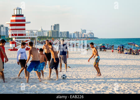 Miami Beach Florida, Sand, Leuchtturm-förmige Rettungswache Station, Atlantischer Ozean, Wasser, Sand, hispanischer Mann Männer männlich, Teenager Teenager Teenager Junge spielend Stockfoto