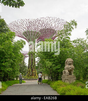 Immense Supertrees, vertikale Gärten, towering über Menschen, Dichte Vegetation & Drachenstatue in Singapurs Gardens By The Bay Stockfoto