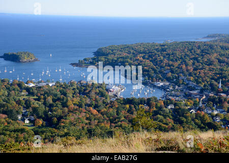 Luftaufnahme des Camden Harbor in Maine.  Die Saison ist Herbst und es gibt viele Boote im Hafen angedockt. Stockfoto