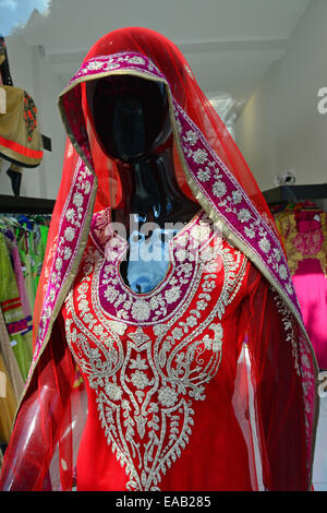 Frau Sari im Schaufenster, Western Road, Southall, London Borough of Ealing, Greater London, England, Vereinigtes Königreich Stockfoto