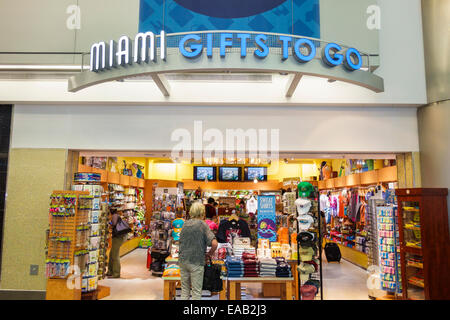 Miami Florida International Airport MIA, Terminal, Gate, Shopping Shopper Shopper Shop Shops Markt Märkte Marktplatz Kauf Verkauf, Retail Store stor Stockfoto