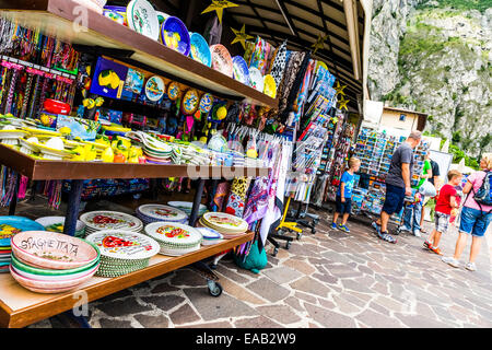 Touristen waren zum Verkauf an einige Geschäfte in Limone Sul Garda, Gardasee, Italien Stockfoto