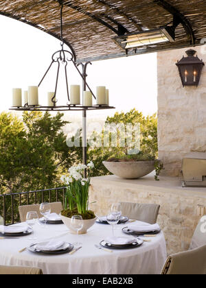 Set Tisch auf Stein Terrasse Stockfoto