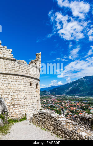 Ein Blick auf die Bastione Fort über Riva Del Garda am Gardasee, Italien Stockfoto