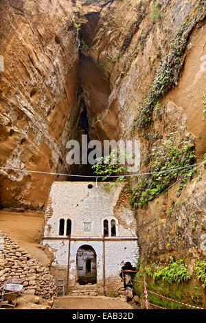 Askitis ("Einsiedler") Kloster, in einer Höhle einer Schlucht, in der Nähe von Goumero Dorf, Ilia (Elis), Peloponnes, Griechenland. Stockfoto