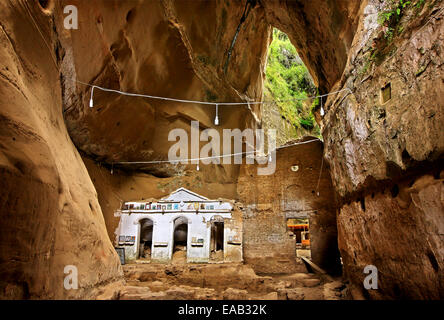 Askitis ("Einsiedler") Kloster, in einer Höhle einer Schlucht, in der Nähe von Goumero Dorf, Ilia (Elis), Peloponnes, Griechenland. Stockfoto