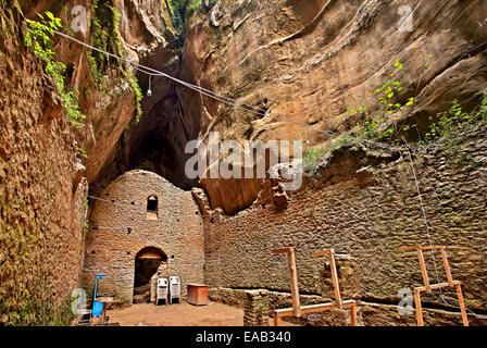 Askitis ("Einsiedler") Kloster, in einer Höhle einer Schlucht, in der Nähe von Goumero Dorf, Ilia (Elis), Peloponnes, Griechenland. Stockfoto