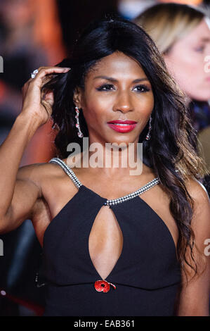 London, UK. 10. November 2014. Sinitta besucht die Weltpremiere von The Hunger Games: Mockingjay Teil 1 auf 11.10.2014 im ODEON Leicester Square, London. Personen im Bild: Sinitta. Bildnachweis: Julie Edwards/Alamy Live-Nachrichten Stockfoto