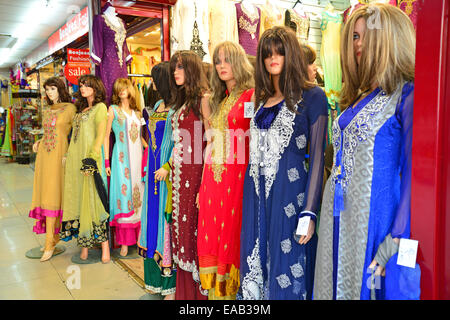 Traditionelle indische Frau Saris mit Dummies, The Broadway, Southall, Borough of Ealing, Greater London, England, Vereinigtes Königreich Stockfoto