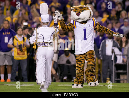 LSU-Band während des Spiels zwischen Alabama Crimson Tide und LSU Tigers im Tiger Stadium in Baton Rouge, Louisiana, am 8. November 2014 durchführen. Alabama besiegte LSU in der Overtime 20-13. Stockfoto