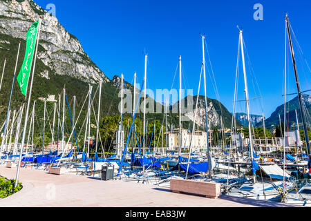 Segeln Sie Boote in einem der Häfen in Riva Del Garda, Gardasee, Trento, Italien Stockfoto