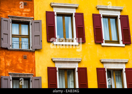 Fensterläden auf einem bunten Gebäude in der Altstadt Riva Del Garda Stockfoto