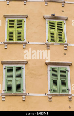 Fensterläden auf einem bunten Gebäude in der Altstadt Riva Del Garda Stockfoto