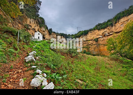 Der Weg zum "Cavechurch" der Panagia Spiliotissa, in der Nähe von Goumero Dorf, Ilia (Elis), Peloponnes, Griechenland Stockfoto