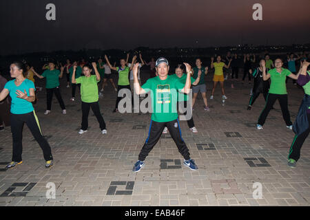 Aerobic-Gruppensitzung am Ufer des Mekong im Zentrum von Vientiane, der Hauptstadt von Laos, Südostasien, Asien Stockfoto