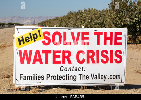 Ein Landwirte melden über die Wasser-Krise-Folllowing eine 4-jährigen lange Dürre, in der Nähe von Bakersfield im Central Valley, Kalifornien, USA, mit dem Boden in Staub verwandelt. Das ganze von Kalifornien ist in eine katastrophale Dürre mit $ 2 Milliarden jährlich verloren aus dem Agrarsektor mit viele Arbeiter entlassen. Ein Drittel der Kinder in Kalifornien gehen derzeit hungrig zu Bett. Stockfoto