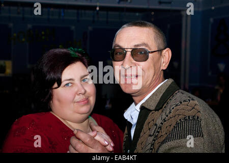 Mann und Frau in ein Café glückliches Paar tanzt Stockfoto