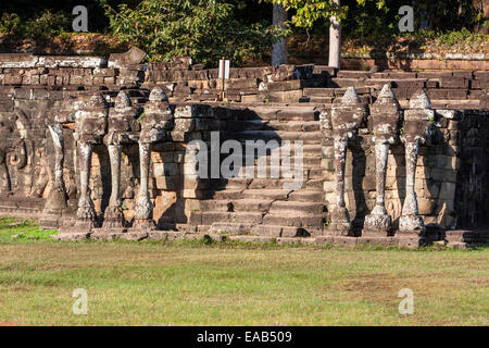 Kambodscha, Angkor Thom.  Stufen führen auf die Terrasse der Elefanten. Stockfoto