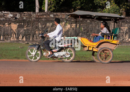 Kambodscha, Angkor Thom.  Motorrad-angetriebenen Taxi vorbei an der Elephant Terrasse. Stockfoto