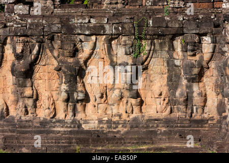 Kambodscha, Angkor Thom.  Garuda Zahlen hält sich der Gehweg neben der Elephant Terrasse. Stockfoto