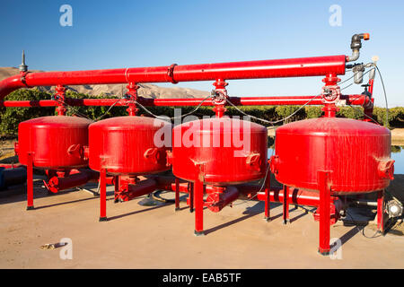 Reben im kalifornischen Central Valley mit Bewässerung Wasser-Infrastruktur, die von eine vier Jahre lange Dürre heimgesucht wird. Die katastrophale Dürre bedeutet, dass keine Pflanzen ohne knapper Bewässerungswasser wachsen werden. Vielen Bereichen der landwirtschaftlichen Flächen wurden aufgrund der Trockenheit aufgegeben. $ 2 Milliarden hat von der Landwirtschaft jährlich von der Dürre getilgt worden. Stockfoto