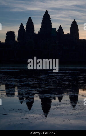 Kambodscha, Angkor Wat vor Sonnenaufgang. Stockfoto