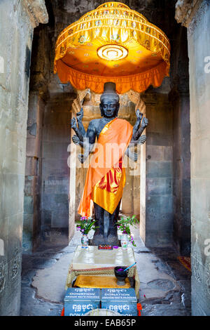 Kambodscha, Angkor Wat.  Vishnu Statue am Eingang zum Tempel. Stockfoto