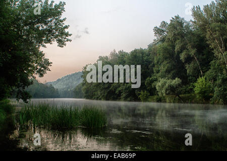 Frühling Landschaftsblick auf den Fluss Siwerskyj Donez schönen blauen Himmel in der Nähe von Svyatogorsk Lavra Stockfoto