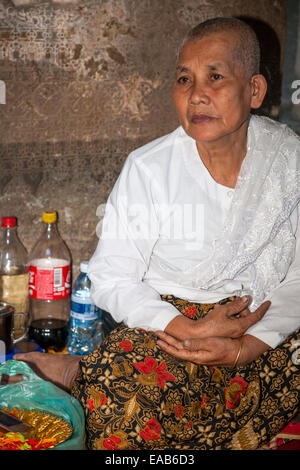 Kambodscha, Angkor Wat.  Buddhistische Nonne in der Nähe von Eingang zum Tempel. Stockfoto