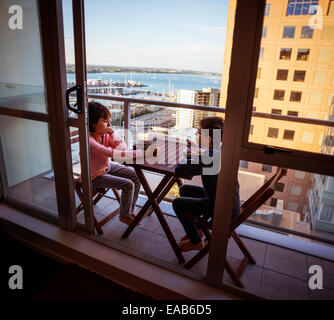 Frühstück auf winzigen Balkon, Auckland Stockfoto