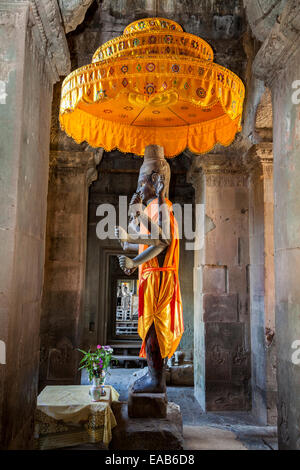 Kambodscha, Angkor Wat.  Vishnu Statue am westlichen Eingang zum Tempel. Stockfoto