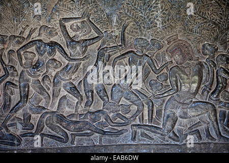 Kambodscha, Angkor Wat.  Basrelief Steinbildhauen mit Szenen aus dem Mahabharata.  Dies zeigt die Seelen in die Hölle verurteilt. Stockfoto