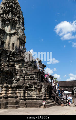 Kambodscha, Angkor Wat.  Treppe zum Tempel Turm. Stockfoto