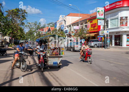 Kambodscha, Siem Reap Straßenszene mit Softdrink-Hersteller und Kunden. Stockfoto