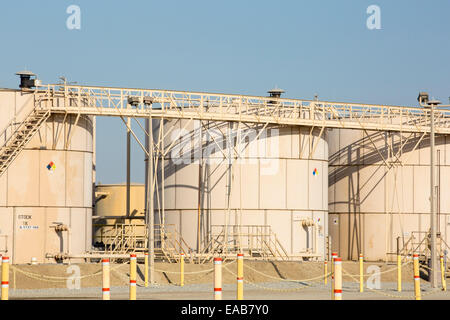 Ein Fracking-LKW auf einer Website als Fracking in der Nähe von Wasco im kalifornischen Central Valley, USA. Fracking für Erdgas und Erdöl, hat r Stockfoto