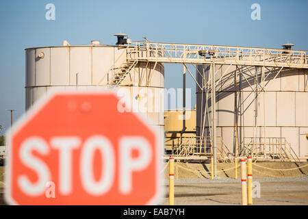 Ein Fracking-LKW auf einer Website als Fracking in der Nähe von Wasco im kalifornischen Central Valley, USA. Fracking für Erdgas und Erdöl, verringerte Energiepreise in den USA, aber Fracking ist eine hungrige Wasserindustrie, die konkurriert direkt mit dem Agrarsektor für Wasser. Nach einem 4-jährigen läuft lange Dürre Wasser ab.  Fracking verschmutzt auch Grundwasser-Versorgungsmaterialien von den Chemikalien, die u-Bahn zum Frack der fossile Brennstoff mit Felsen gepumpt werden. Stockfoto