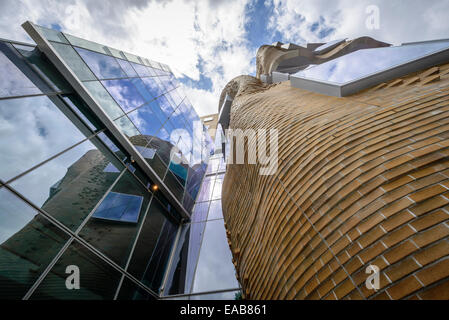 Sydney, Australien - 11. November 2014: Außenansicht der neuesten Gehrys Gebäude Dr. Chau Chak Wing Gebäude für die UTS Business School in Sydney. Bildnachweis: MediaServicesAP/Alamy Live-Nachrichten Stockfoto
