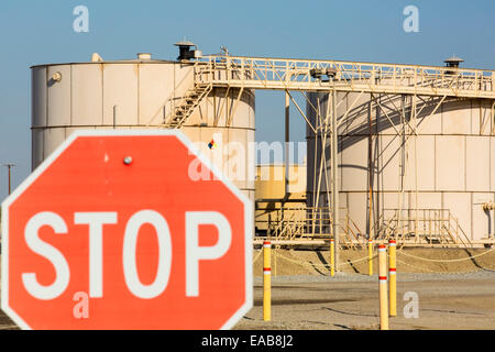 Ein Fracking-LKW auf einer Website als Fracking in der Nähe von Wasco im kalifornischen Central Valley, USA. Fracking für Erdgas und Erdöl, hat r Stockfoto