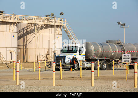 Ein Fracking Seite Fracking in der Nähe von Wasco im kalifornischen Central Valley, USA. Fracking für Erdgas und Erdöl, verringerte Energiepreise in den USA, aber Fracking ist eine hungrige Wasserindustrie, die konkurriert direkt mit dem Agrarsektor für Wasser. Nach einem 4-jährigen läuft lange Dürre Wasser ab.  Fracking verschmutzt auch Grundwasser-Versorgungsmaterialien von den Chemikalien, die u-Bahn zum Frack der fossile Brennstoff mit Felsen gepumpt werden. Stockfoto