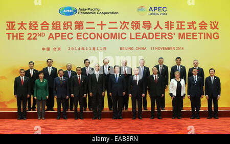 Peking, China. 11. November 2014. Chinesischen Staatspräsidenten Xi Jinping posiert für ein Gruppenfoto mit Teilnehmern des 22. APEC ökonomischen Leaders Meeting in Peking, Hauptstadt von China, 11. November 2014. © Yao Dawei/Xinhua/Alamy Live-Nachrichten Stockfoto