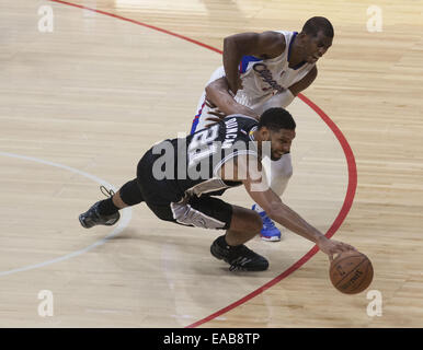 Los Angeles, Kalifornien, Vereinigte Staaten von Amerika, USA. 10. November 2014. LOS ANGELES, CA - 10 NOVEMBER: Tim Duncan von den San Antonio Spurs bekommt eine üble Bye Chris Paul von den Los Angeles Clippers im Staples Center am 10. November 2014 in Los Angeles, Kalifornien. ARMANDO ARORIZO Credit: Armando Arorizo/Prensa Internacional/ZUMA Draht/Alamy Live News Stockfoto