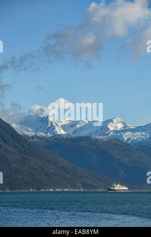 Alaskan ferry im malerischen Lynn Kanal mit schneebedeckten Berge und Wolken. Stockfoto